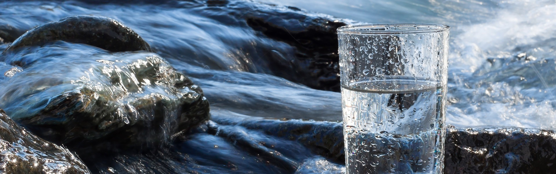 Wasser in der Natur mit Glas